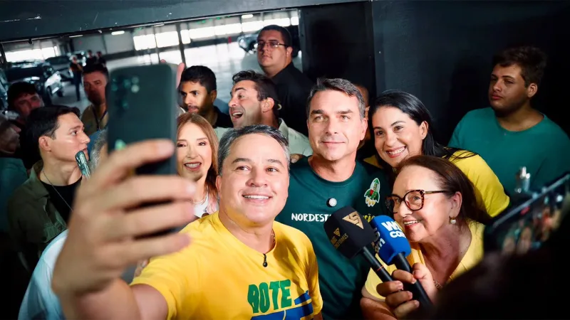 Maringá 98 FM — O PL vai comandar a recepção ao senador Flávio Bolsonaro (PL), pré-candidato à Presidência da República, em Campina Grande e ajusta os últimos detalhes para a visita. A chegada está marcada para a sexta-feira, 3 de julho, às 19h, no Aeroporto João Suassuna. Flávio é hoje o principal nome da direita nacional colocado para a disputa presidencial de 2026, com apoio do ex-presidente Jair Bolsonaro. Efraim, presidente do PL no estado e pré-candidato ao Governo da Paraíba, Marcelo Queiroga pré candidato ao Senado, Cabo Gilberto, líder da oposição na Câmara dos Deputados, ao lados das bancadas na Assembleia e nas camaras [&hellip;]