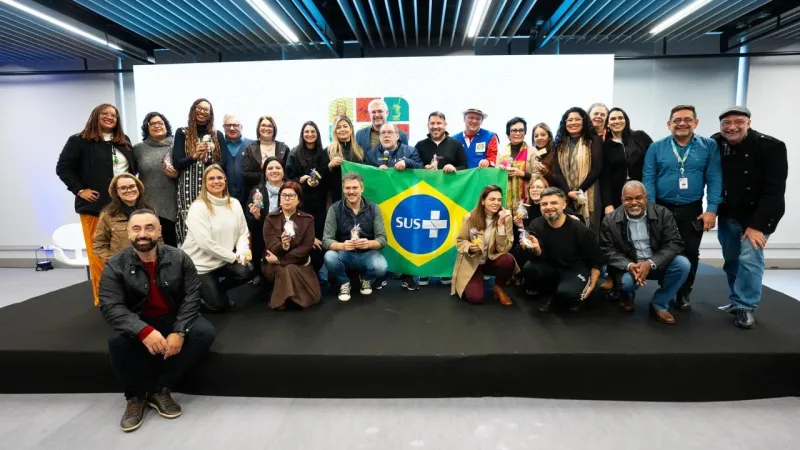 Maringá 98 FM — PORTO ALEGRE (RS) – Com direito a pronunciamentos marcantes e exibição de vídeo institucional, a diretora da Penitenciária de Reeducação Feminina Maria Júlia Maranhão, Tatiana Pimentel, participou ativamente do XXXIX Congresso do Conselho Nacional de Secretarias Municipais de Saúde (Conasems), realizado em Porto Alegre. Na oportunidade, foram apresentados oficialmente os mascotes de apoio institucional do evento: “SUSi” e “PegaSUS”, inteiramente confeccionados pelas reeducandas do projeto Castelo de Bonecas — uma política de ressocialização pioneira da Secretaria de Administração Penitenciária da Paraíba (Seap-PB) que já colhe frutos há mais de 13 anos na unidade prisional. Em sua fala, a diretora expressou a [&hellip;]