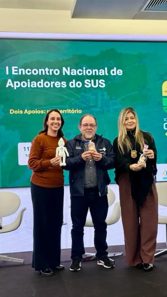 Maringá 98 FM — PORTO ALEGRE (RS) – Com direito a pronunciamentos marcantes e exibição de vídeo institucional, a diretora da Penitenciária de Reeducação Feminina Maria Júlia Maranhão, Tatiana Pimentel, participou ativamente do XXXIX Congresso do Conselho Nacional de Secretarias Municipais de Saúde (Conasems), realizado em Porto Alegre. Na oportunidade, foram apresentados oficialmente os mascotes de apoio institucional do evento: “SUSi” e “PegaSUS”, inteiramente confeccionados pelas reeducandas do projeto Castelo de Bonecas — uma política de ressocialização pioneira da Secretaria de Administração Penitenciária da Paraíba (Seap-PB) que já colhe frutos há mais de 13 anos na unidade prisional. Em sua fala, a diretora expressou a […]