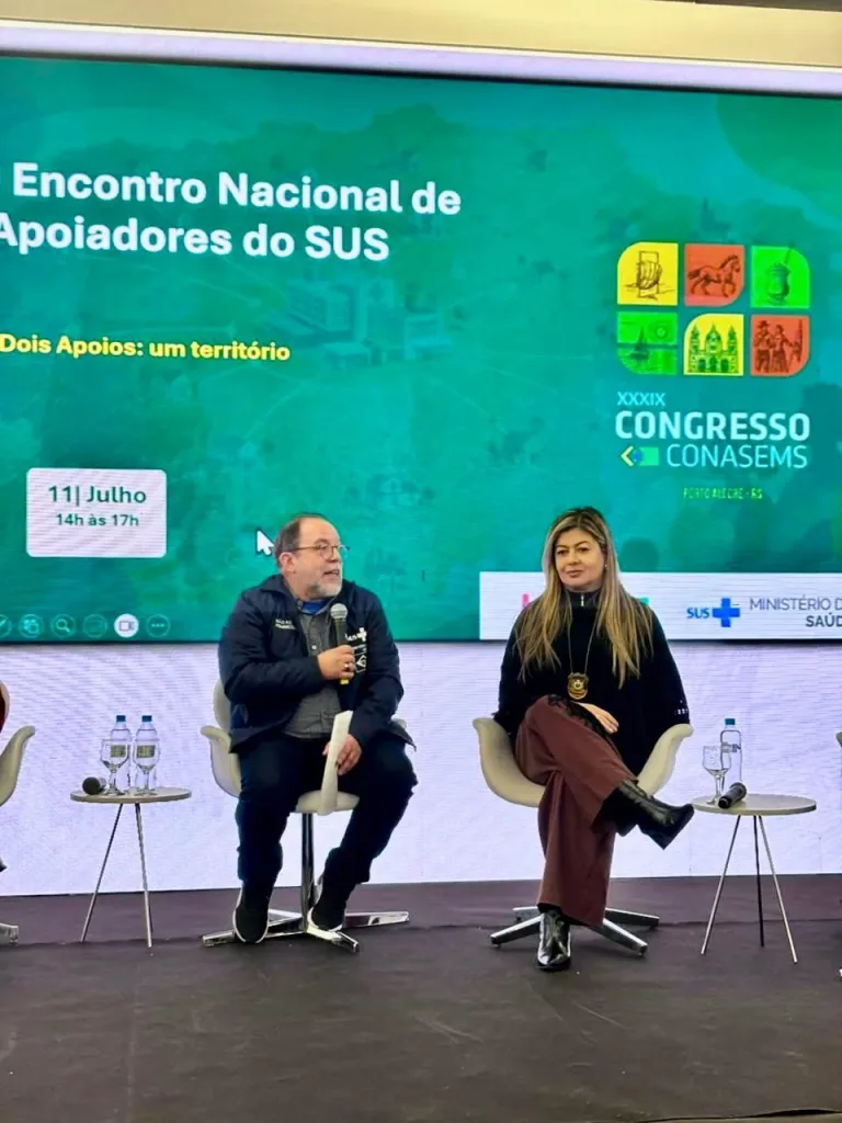 Maringá 98 FM — PORTO ALEGRE (RS) – Com direito a pronunciamentos marcantes e exibição de vídeo institucional, a diretora da Penitenciária de Reeducação Feminina Maria Júlia Maranhão, Tatiana Pimentel, participou ativamente do XXXIX Congresso do Conselho Nacional de Secretarias Municipais de Saúde (Conasems), realizado em Porto Alegre. Na oportunidade, foram apresentados oficialmente os mascotes de apoio institucional do evento: “SUSi” e “PegaSUS”, inteiramente confeccionados pelas reeducandas do projeto Castelo de Bonecas — uma política de ressocialização pioneira da Secretaria de Administração Penitenciária da Paraíba (Seap-PB) que já colhe frutos há mais de 13 anos na unidade prisional. Em sua fala, a diretora expressou a […]