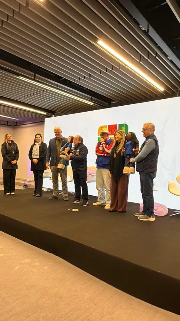 Maringá 98 FM — PORTO ALEGRE (RS) – Com direito a pronunciamentos marcantes e exibição de vídeo institucional, a diretora da Penitenciária de Reeducação Feminina Maria Júlia Maranhão, Tatiana Pimentel, participou ativamente do XXXIX Congresso do Conselho Nacional de Secretarias Municipais de Saúde (Conasems), realizado em Porto Alegre. Na oportunidade, foram apresentados oficialmente os mascotes de apoio institucional do evento: “SUSi” e “PegaSUS”, inteiramente confeccionados pelas reeducandas do projeto Castelo de Bonecas — uma política de ressocialização pioneira da Secretaria de Administração Penitenciária da Paraíba (Seap-PB) que já colhe frutos há mais de 13 anos na unidade prisional. Em sua fala, a diretora expressou a […]