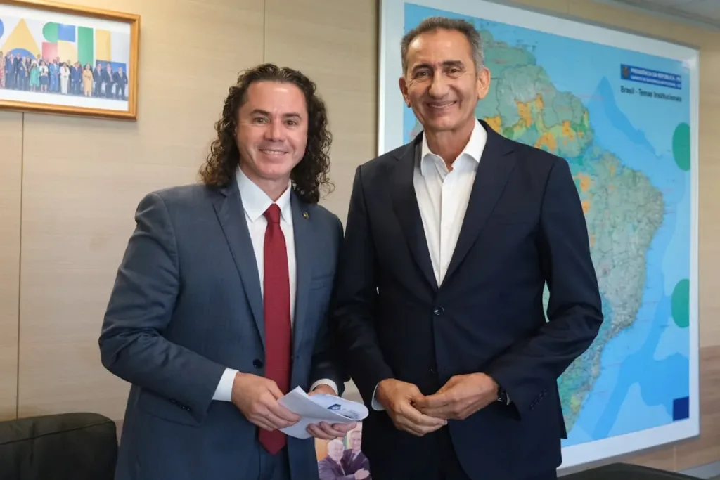 Maringá 98 FM — *Veneziano trata com ministro de liberações para municípios atingidos pelas chuvas na Paraíba e início das obras do 3º Eixo da Transposição* O Senador Veneziano Vital do Rêgo (MDB-PB) esteve reunido nesta quarta-feira (15), em Brasília, com o Ministro da Integração e do Desenvolvimento Regional, Waldez Goes. Na pauta do encontro, dois temas de grande importância para os paraibanos: a liberação de recursos para municípios e o cronograma para início das obras do 3º Eixo da Transposição do São Francisco, no Vale do Piancó. Os recursos que serão liberados fazem parte da assistência destinada pelo Ministerio aos municípios atingidos pelas chuvas […]