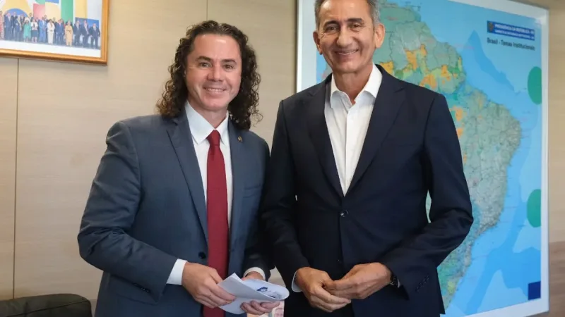Maringá 98 FM — O Senador Veneziano Vital do Rêgo (MDB-PB) esteve reunido nesta quarta-feira (15), em Brasília, com o Ministro da Integração e do Desenvolvimento Regional, Waldez Goes. Na pauta do encontro, dois temas de grande importância para os paraibanos: a liberação de recursos para municípios e o cronograma para início das obras do 3º Eixo da Transposição do São Francisco, no Vale do Piancó. Os recursos que serão liberados fazem parte da assistência destinada pelo Ministerio aos municípios atingidos pelas chuvas na Paraíba, entre os meses de maio e junho. Veneziano havia estado com o ministro Waldez Goes em algumas audiências, das quais [&hellip;]