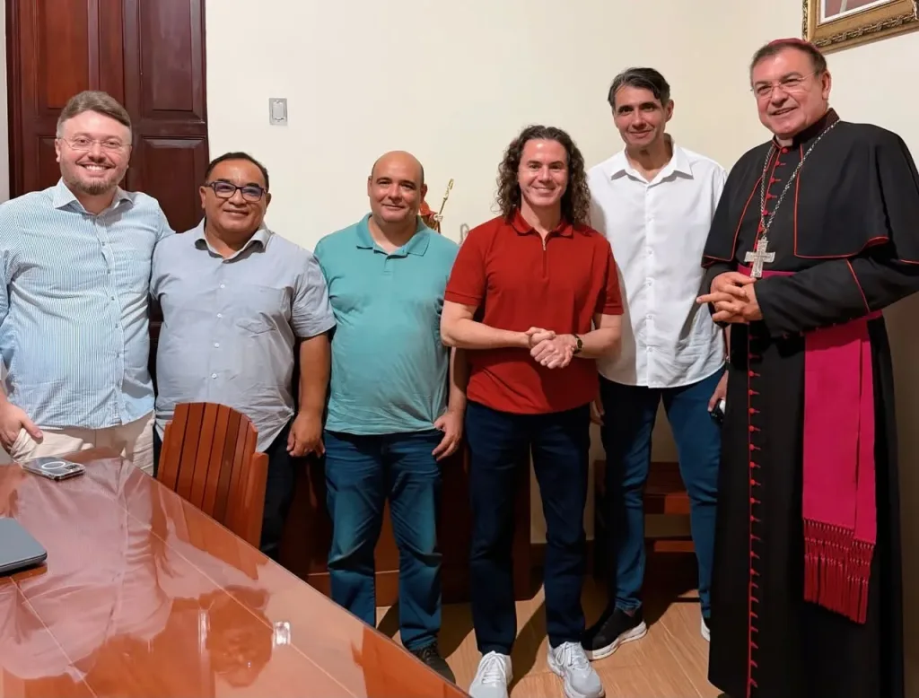 Maringá 98 FM — *Veneziano é recebido pelo Bispo de Cajazeiras e elogia trabalho educacional desenvolvido pela Diocese* o Senador Veneziano Vital do Rêgo (MDB-PB) foi recebido nesta quarta-feira (22) pelo Bispo Diocesano de Cajazeiras, Dom Francisco de Assis Gabriel dos Santos. Na oportunidade, ele conheceu de perto o que considerou “um excelente trabalho educacional desenvolvido pela Diocese de Cajazeiras, que contribui de forma decisiva para a formação de centenas de jovens e adultos da cidade e de toda a região”. Segundo Veneziano, o encontro foi marcado “pelo diálogo, pela troca de experiências e pelo reconhecimento da importância da educação como instrumento de transformação social”. […]