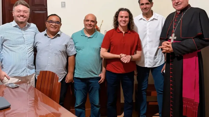 Maringá 98 FM — *Veneziano é recebido pelo Bispo de Cajazeiras e elogia trabalho educacional desenvolvido pela Diocese* o Senador Veneziano Vital do Rêgo (MDB-PB) foi recebido nesta quarta-feira (22) pelo Bispo Diocesano de Cajazeiras, Dom Francisco de Assis Gabriel dos Santos. Na oportunidade, ele conheceu de perto o que considerou “um excelente trabalho educacional desenvolvido pela Diocese de Cajazeiras, que contribui de forma decisiva para a formação de centenas de jovens e adultos da cidade e de toda a região”. Segundo Veneziano, o encontro foi marcado “pelo diálogo, pela troca de experiências e pelo reconhecimento da importância da educação como instrumento de transformação social”. [&hellip;]