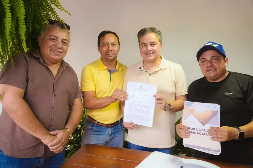 Maringá 98 FM —   O senador e pré-candidato ao Governo da Paraíba, Efraim Filho, recebeu nesta quinta-feira (23), durante agenda em Sousa, um projeto para implantação de uma usina fotovoltaica no IF Sertão, reforçando seu compromisso com investimentos que fortaleçam a educação pública e promovam o desenvolvimento da região. A proposta foi entregue por Gustavo Formiga, representando o reitor Francisco Roserlandio Botão Filho (Chicão). O projeto prevê a instalação de um sistema de energia solar capaz de reduzir significativamente os custos com energia elétrica da instituição, permitindo que os recursos economizados sejam destinados ao ensino, à pesquisa, à extensão e à melhoria da estrutura […]