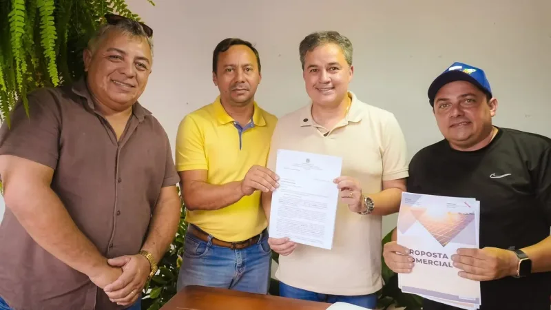 Maringá 98 FM — &nbsp; O senador e pré-candidato ao Governo da Paraíba, Efraim Filho, recebeu nesta quinta-feira (23), durante agenda em Sousa, um projeto para implantação de uma usina fotovoltaica no IF Sertão, reforçando seu compromisso com investimentos que fortaleçam a educação pública e promovam o desenvolvimento da região. A proposta foi entregue por Gustavo Formiga, representando o reitor Francisco Roserlandio Botão Filho (Chicão). O projeto prevê a instalação de um sistema de energia solar capaz de reduzir significativamente os custos com energia elétrica da instituição, permitindo que os recursos economizados sejam destinados ao ensino, à pesquisa, à extensão e à melhoria da estrutura [&hellip;]