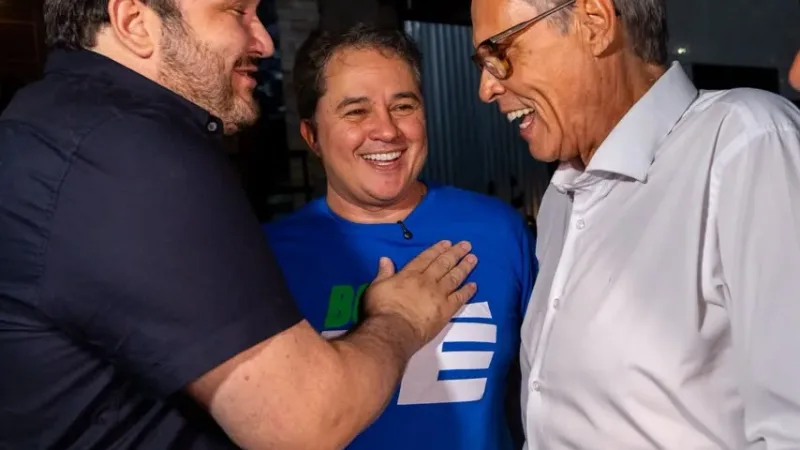 Maringá 98 FM — O projeto do senador e pré-candidato ao Governo da Paraíba, Efraim Filho, ganhou mais um importante reforço político na noite desta segunda-feira (27). O vereador Moacyr Cartaxo, segundo mais votado em 2024, oficializou sua adesão ao projeto liderado por Efraim, fortalecendo a construção de uma aliança no Vale do Mamanguape. O encontro reuniu o prefeito de Itapororoca, Batista Torres, o ex-deputado Ariano Fernandes, a ex-prefeita de Riachão do Poço e pré-candidata a deputada estadual, Cilinha Dias, além de vereadores e diversas lideranças políticas do Vale do Mamanguape. Ao agradecer a confiança, Efraim destacou que cada novo apoio representa o fortalecimento de [&hellip;]