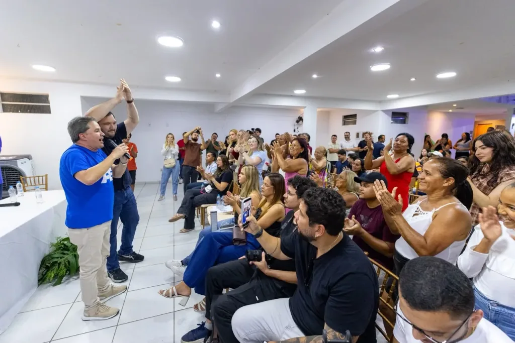 Maringá 98 FM —   O projeto do senador e pré-candidato ao Governo da Paraíba, Efraim Filho, ganhou mais um importante reforço político na noite dessa segunda-feira (27). O vereador Moacyr Cartaxo, segundo mais votado em 2024, oficializou sua adesão ao projeto liderado por Efraim, fortalecendo a construção de uma aliança no Vale do Mamanguape. O encontro reuniu o prefeito de Itapororoca, Batista Torres, o ex-deputado Ariano Fernandes, a ex-prefeita de Riachão do Poço e pré-candidata a deputada estadual, Cilinha Dias, além de vereadores e diversas lideranças políticas do Vale do Mamanguape. Ao agradecer a confiança, Efraim destacou que cada novo apoio representa o fortalecimento […]