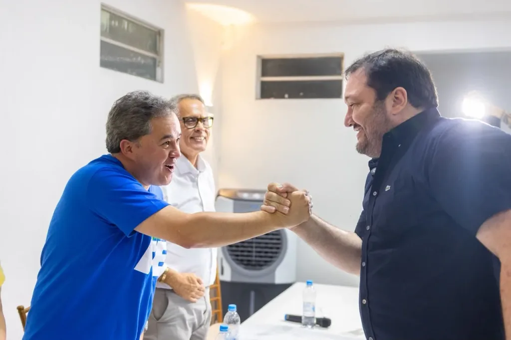 Maringá 98 FM —   O projeto do senador e pré-candidato ao Governo da Paraíba, Efraim Filho, ganhou mais um importante reforço político na noite dessa segunda-feira (27). O vereador Moacyr Cartaxo, segundo mais votado em 2024, oficializou sua adesão ao projeto liderado por Efraim, fortalecendo a construção de uma aliança no Vale do Mamanguape. O encontro reuniu o prefeito de Itapororoca, Batista Torres, o ex-deputado Ariano Fernandes, a ex-prefeita de Riachão do Poço e pré-candidata a deputada estadual, Cilinha Dias, além de vereadores e diversas lideranças políticas do Vale do Mamanguape. Ao agradecer a confiança, Efraim destacou que cada novo apoio representa o fortalecimento […]