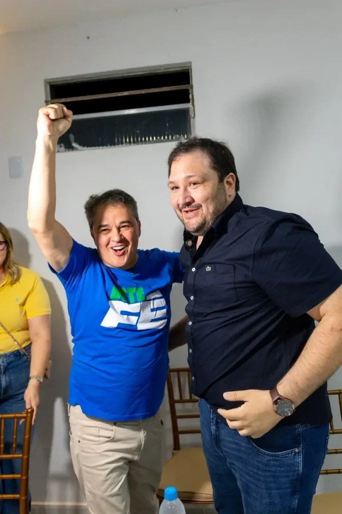 Maringá 98 FM —   O projeto do senador e pré-candidato ao Governo da Paraíba, Efraim Filho, ganhou mais um importante reforço político na noite dessa segunda-feira (27). O vereador Moacyr Cartaxo, segundo mais votado em 2024, oficializou sua adesão ao projeto liderado por Efraim, fortalecendo a construção de uma aliança no Vale do Mamanguape. O encontro reuniu o prefeito de Itapororoca, Batista Torres, o ex-deputado Ariano Fernandes, a ex-prefeita de Riachão do Poço e pré-candidata a deputada estadual, Cilinha Dias, além de vereadores e diversas lideranças políticas do Vale do Mamanguape. Ao agradecer a confiança, Efraim destacou que cada novo apoio representa o fortalecimento […]