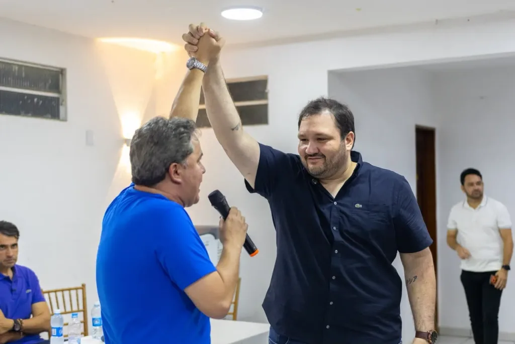 Maringá 98 FM —   O projeto do senador e pré-candidato ao Governo da Paraíba, Efraim Filho, ganhou mais um importante reforço político na noite dessa segunda-feira (27). O vereador Moacyr Cartaxo, segundo mais votado em 2024, oficializou sua adesão ao projeto liderado por Efraim, fortalecendo a construção de uma aliança no Vale do Mamanguape. O encontro reuniu o prefeito de Itapororoca, Batista Torres, o ex-deputado Ariano Fernandes, a ex-prefeita de Riachão do Poço e pré-candidata a deputada estadual, Cilinha Dias, além de vereadores e diversas lideranças políticas do Vale do Mamanguape. Ao agradecer a confiança, Efraim destacou que cada novo apoio representa o fortalecimento […]
