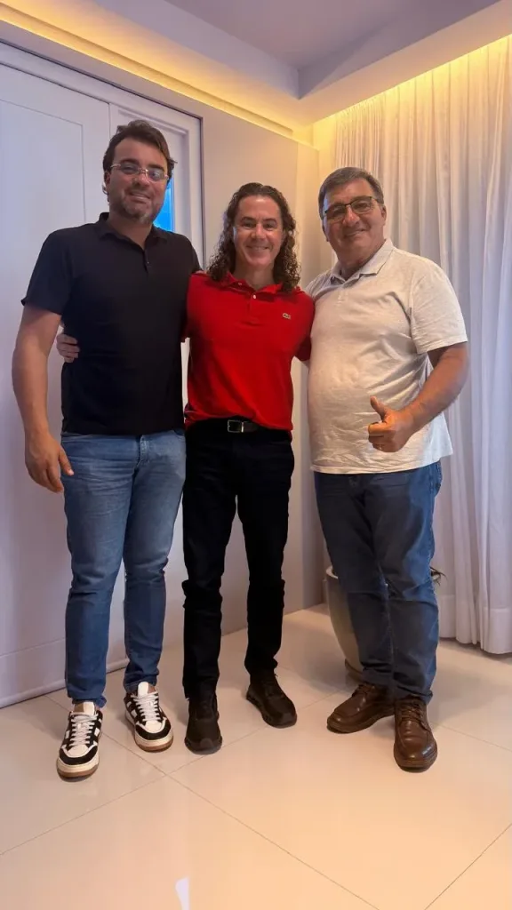 Maringá 98 FM — O Senador Veneziano Vital do Rêgo (MDB-PB) recebeu o apoio à sua pré-candidatura de reeleição ao Senado Federal do vice-prefeito de Queimadas, Ricardo Filho, conhecido como Minho; e do presidente da Câmara Municipal da cidade, Ricardo Lucena, que também é pré-candidato a deputado estadual. O apoio foi selado durante reunião nesta terça-feira (28). Ao receber os apoios, Veneziano ressaltou os laços políticos e familiares que os unem e reforçou a parceria que seu mandato tem mantido com a cidade de Queimadas. “Agradeço penhoradamente, renovando as minhas obrigações, que são políticas, administrativas, históricas e familiares, com o povo de Queimadas e região. […]