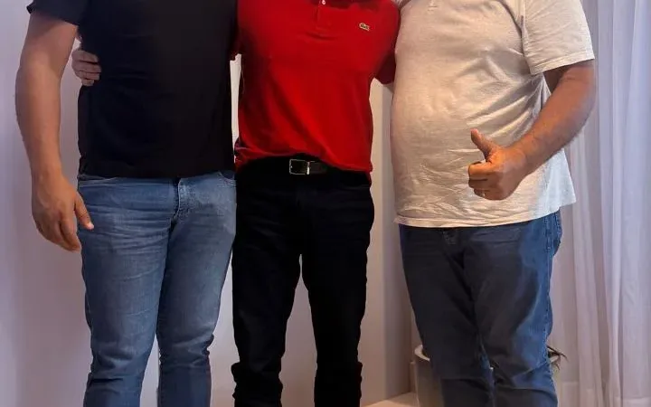 Maringá 98 FM — O Senador Veneziano Vital do Rêgo (MDB-PB) recebeu o apoio à sua pré-candidatura de reeleição ao Senado Federal do vice-prefeito de Queimadas, Ricardo Filho, conhecido como Minho; e do presidente da Câmara Municipal da cidade, Ricardo Lucena, que também é pré-candidato a deputado estadual. O apoio foi selado durante reunião nesta terça-feira (28). Ao receber os apoios, Veneziano ressaltou os laços políticos e familiares que os unem e reforçou a parceria que seu mandato tem mantido com a cidade de Queimadas. “Agradeço penhoradamente, renovando as minhas obrigações, que são políticas, administrativas, históricas e familiares, com o povo de Queimadas e região. [&hellip;]