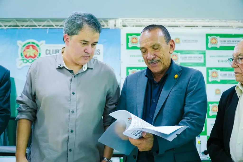 Maringá 98 FM — A segurança pública e as demandas dos profissionais da Polícia Militar e do Corpo de Bombeiros Militar da Paraíba pautaram a participação do senador e pré-candidato ao Governo do Estado, Efraim Filho, no 1º Diálogo das Entidades Militares, promovido nesta terça-feira (28) pelo Clube dos Oficiais da Polícia e Bombeiro Militar da Paraíba (COPM-BM), em João Pessoa. A iniciativa faz parte de uma série de encontros promovidos pelo Clube dos Oficiais com os pré-candidatos ao Governo da Paraíba para apresentar as principais pautas das entidades representativas dos militares estaduais e discutir os desafios da segurança pública. Recebido pelo presidente da entidade, […]