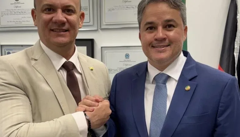 Maringá 98 FM — O deputado federal Cabo Gilberto (PL) anunciou em vídeo publicado nas redes sociais nesta sexta-feira (10/07) ao lado senador, Efraim Filho (PL), o compromisso do pré-candidato ao Governo do Estado de efetivar as promoções por tempo de serviço dos profissionais da Segurança Pública, caso seja eleito. Segundo o parlamentar, a medida inclui a implementação da lei de autoria de seu mandato, aprovada após a derrubada do veto governamental, além da regularização das promoções dos servidores adidos. Os políticos destacaram a necessidade de valorização das categorias da Segurança Pública e Gilberto relembrou sua atuação em defesa da pauta. Na oportunidade, Efraim afirmou [&hellip;]