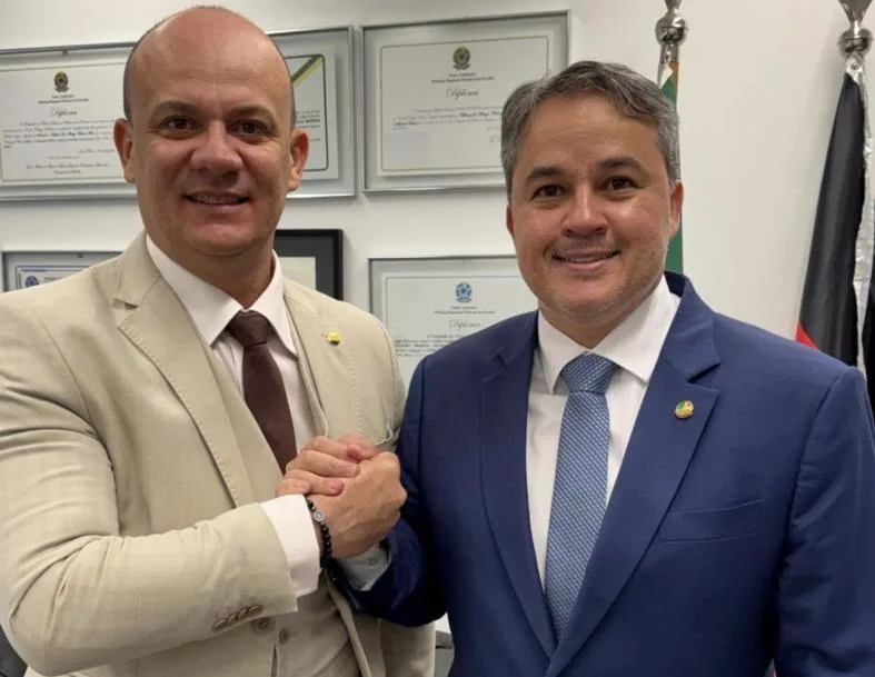 Maringá 98 FM — O deputado federal Cabo Gilberto (PL) anunciou em vídeo publicado nas redes sociais nesta sexta-feira (10/07) ao lado senador, Efraim Filho (PL), o compromisso do pré-candidato ao Governo do Estado de efetivar as promoções por tempo de serviço dos profissionais da Segurança Pública, caso seja eleito. Segundo o parlamentar, a medida inclui a implementação da lei de autoria de seu mandato, aprovada após a derrubada do veto governamental, além da regularização das promoções dos servidores adidos. Os políticos destacaram a necessidade de valorização das categorias da Segurança Pública e Gilberto relembrou sua atuação em defesa da pauta. Na oportunidade, Efraim afirmou […]