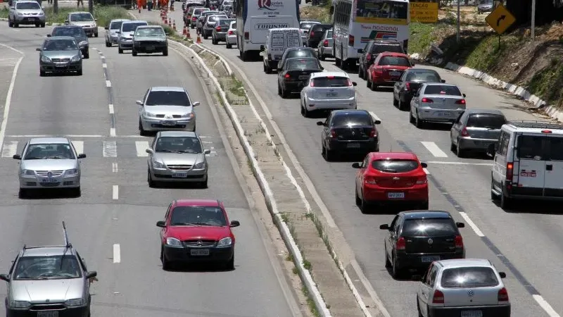 Maringá 98 FM — A Comissão de Constituição e Justiça e de Cidadania (CCJ) da Câmara dos Deputados aprovou uma Proposta de Emenda à Constituição (PEC) que altera a base de cálculo do Imposto sobre a Propriedade de Veículos Automotores (IPVA). A proposta prevê que o cálculo considere apenas o peso do veículo, e não mais o valor de mercado do veículo. O texto, de autoria do deputado Kim Kataguiri (Missão-SP), também estabelece que o IPVA não poderá ultrapassar 1% do valor de venda do automóvel. Além disso, a PEC autoriza os estados a criarem descontos para veículos menos poluentes. Atualmente, o IPVA é cobrado [&hellip;]