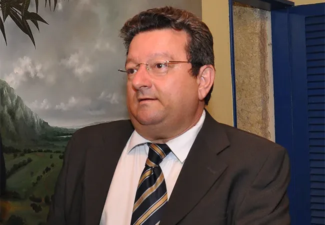Maringá 98 FM — O Pleno do Tribunal de Justiça da Paraíba (TJPB) escolheu, durante sessão realizada nesta quarta-feira (8), o desembargador Onaldo Rocha de Queiroga para integrar o Tribunal Regional Eleitoral da Paraíba (TRE-PB) como membro suplente, na categoria de desembargador. A vaga foi aberta após a renúncia do desembargador Ricardo Vital de Almeida. Também integra a Corte Eleitoral, na condição de membro suplente da mesma categoria, o desembargador Aluizio Bezerra Filho. Após a escolha, o presidente do Tribunal Regional Eleitoral da Paraíba (TRE-PB), desembargador Márcio Murilo da Cunha Ramos, destacou a experiência de Onaldo Queiroga na Justiça Eleitoral e demonstrou confiança no trabalho [&hellip;]