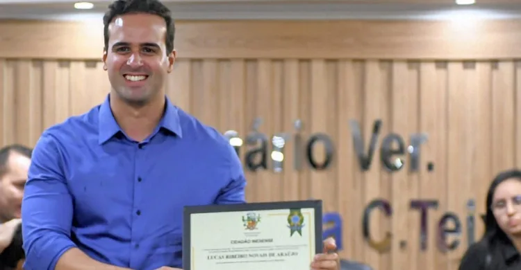 Maringá 98 FM — O governador Lucas Ribeiro recebeu, no início da noite desta quinta-feira (16), o Título de Cidadania do município de Dona Inês, no Brejo paraibano. A homenagem teve como principal justificativa os relevantes serviços em prol do desenvolvimento do município. Mais cedo, em Marcação, Lucas acompanhou o início da obra da travessia urbana do município, localizado no Litoral Norte paraibano. Pouco antes da solenidade de entrega do título de cidadão inesense, o governador agradeceu a homenagem recebida. “Primeiro, agradecer essa honraria. Eu fui vereador e conheço muito bem todo esse processo para conceder um título de cidadania, porque é a mais alta [&hellip;]