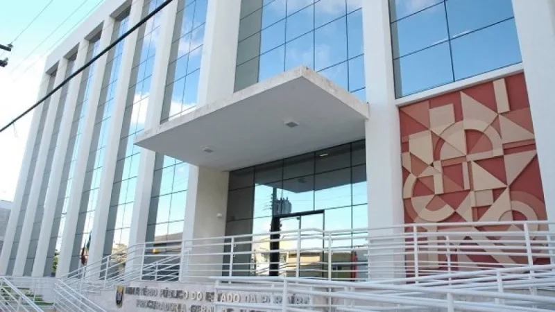 Maringá 98 FM — O Ministério Público da Paraíba (MPPB) instaurou inquéritos civis para investigar supostas práticas de nepotismo e irregularidades administrativas em órgãos públicos do Seridó e Curimataú paraibanos. As apurações miram as prefeituras de Juazeirinho, Pedra Lavrada e Tenório, além da Câmara Municipal de Tenório, conforme publicações no Diário Oficial da instituição. Em Juazeirinho, a apuração conduzida pelo 17º Promotor de Justiça, Alyrio Batista de Souza Segundo, apura a denúncia de nepotismo e de que uma advogada lotada no Centro de Referência Especializado de Assistência Social (CREAS) atuaria como funcionária fantasma. O mesmo promotor abriu procedimento contra a Prefeitura e a Câmara de [&hellip;]