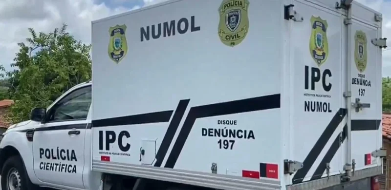 Maringá 98 FM — &nbsp; Um homem de 36 anos foi morto com mais de 30 tiros, na noite dessa terça-feira (7), após ser arrastado para fora da própria casa, no município de Alhandra, na Região Metropolitana de João Pessoa. A vítima estava em casa com a esposa e o filho, quando homens invadiram a casa e o arrastaram para fora da residência. Já no lado de fora, a cerca de 20 metros do local, os suspeitos abriram fogo contra o homem. Segundo informações da Polícia, o homem foi atingido por cerca de 30 tiros por armas, de dois calibres diferentes, principalmente na região da [&hellip;]