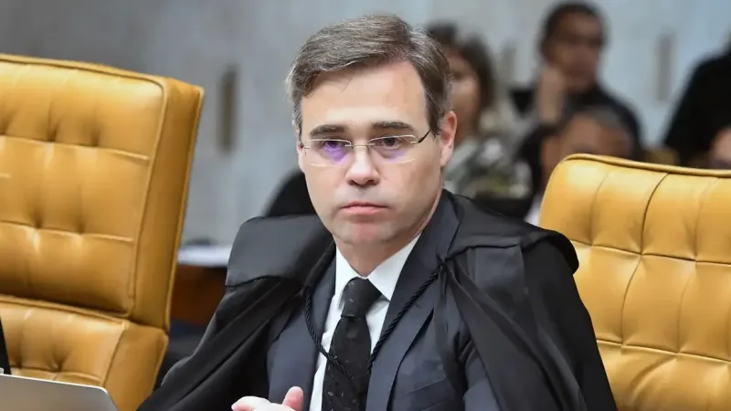 Maringá 98 FM — O ministro André Mendonça, do Supremo Tribunal Federal (STF), autorizou a Polícia Federal (PF) a instaurar um inquérito para apurar repasses de recursos, pelo empresário Daniel Vorcaro, do Banco Master, para a produção do filme Dark Horse, sobre a vida do ex-presidente Jair Bolsonaro. A decisão atende a um pedido da própria PF, com parecer favorável da Procuradoria-Geral da República (PGR).  Em maio deste ano, o site The Intercept revelou que o senador Flávio Bolsonaro (PL-RJ) pediu dinheiro a Vorcaro para financiar as gravações da cinebiografia sobre o ex-presidente. De acordo com a publicação, o ex-banqueiro chegou a repassar cerca de R$ 61 milhões entre fevereiro e [&hellip;]