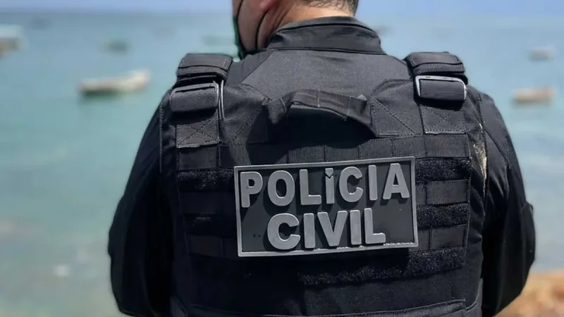 Maringá 98 FM — Um homem de 51 anos foi preso, nessa quinta-feira (2), suspeito de estuprar o próprio filho, de nove anos de idade, que é diagnosticado com Transtorno do Espectro Autista (TEA). O caso aconteceu na cidade de Campina Grande. A mãe da criança teria percebido uma mudança no comportamento do filho, além de notar que ele sentia fortes dores e apresentava um sangramento na região íntima, após passar alguns dias sob os cuidados do pai, durante o período de férias escolares. A mulher questionou o menino, que contou sobre o caso do abuso, e ela procurou a polícia para denunciar o homem. [&hellip;]