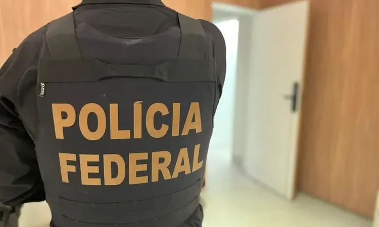 Maringá 98 FM — A Polícia Federal deflagrou, nesta quarta-feira (22), a Operação No Fake para desarticular organização criminosa investigada por fabricação e comercialização de moeda falsa. As medidas cautelares determinadas pela Justiça Federal foram cumpridos na Paraíba, Pernambuco e Santa Catarina. Conforme observou o ClickPB, ao todo foram 24 mandados, sendo 14 de busca e apreensão e 10 de prisão preventiva. Na Paraíba, a operação ocorreu nas cidades de João Pessoa e Mogeiro. Os mandados também foram executados em Paulista/PE, Abreu e Lima/PE, Caruaru/PE, Igarassu/PE e Lages/SC. De acordo com as investigações, a organização criminosa, com atuação em todo o território nacional, operava um laboratório clandestino de [&hellip;]