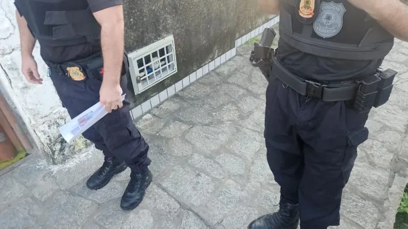 Maringá 98 FM — A Polícia Federal prendeu, nesta sexta-feira (10) em João Pessoa, um homem investigado por envolvimento na produção, compartilhamento e armazenamento de cenas de exploração sexual de menores de idade, além de estupro de vulnerável. A ação também cumpriu um mandado de busca e apreensão, bem como na determinação judicial de quebra do sigilo telemático do suspeito. A ação faz parte da operação Guardião Digital XIV. Em nota, a PF fez um alerta aos pais e aos responsáveis sobre a importância de monitorar e orientar seus filhos no mundo virtual e físico, protegendo-os dos riscos de abusos sexuais. “Conversar abertamente sobre os perigos [&hellip;]