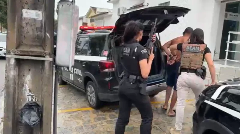 Maringá 98 FM — A Polícia Civil da Paraíba, por meio da Delegacia Especializada de Atendimento à Mulher (DEAM) da zona norte de João Pessoa, com o apoio da equipe da DEAM Sul, cumpriu, nessa terça-feira (21), um mandado de prisão preventiva em desfavor de um homem de 44 anos, investigado pelos crimes de ameaça e descumprimento de medidas protetivas de urgência, praticados no contexto de violência doméstica e familiar contra a ex-companheira. De acordo com as investigações conduzidas pela DEAM Norte, o investigado descumpriu reiteradamente as medidas protetivas impostas pelo Poder Judiciário e continuou ameaçando a vítima. Em um dos episódios apurados, ele chegou [&hellip;]