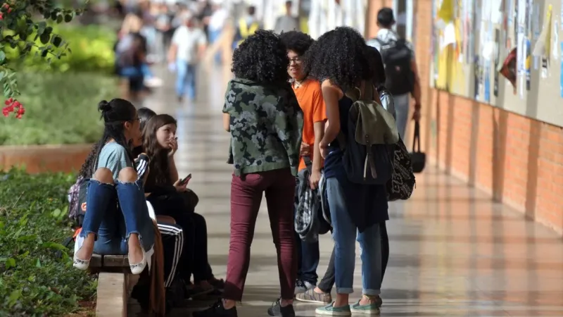 Maringá 98 FM — As inscrições gratuitas para o processo seletivo do Programa Universidade para Todos (Prouni) do segundo semestre começam nesta terça-feira (7) e irão até sexta-feira (10). O procedimento deve ser feito exclusivamente pelo Portal Único de Acesso ao Ensino Superior, do Ministério da Educação (MEC).  A iniciativa federal oferece bolsas de estudo integrais e parciais (50% do valor da mensalidade) em cursos de graduação e sequenciais de formação específica, em instituições privadas de ensino superior. O candidato deverá optar por concorrer às bolsas destinadas à ampla concorrência ou àquelas destinadas às pessoas com deficiência (PCD) e autodeclaradas indígenas, pardas ou pretas. Todas as [&hellip;]