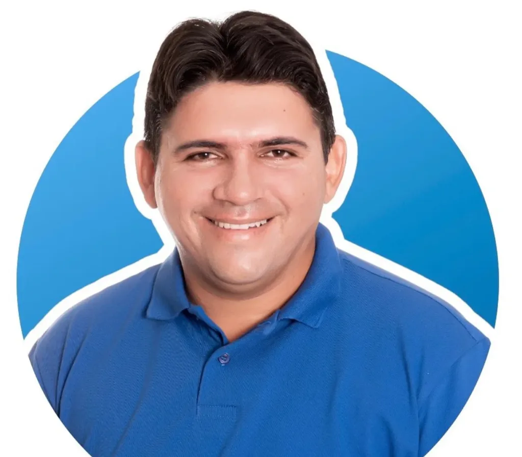 Maringá 98 FM — A Prefeitura de Pombal publicou a Portaria GP/PMP nº 0258/2026, que oficializa a exoneração de Erivan Figueiredo de Lima (Lira) do cargo comissionado de Diretor do Departamento de Programas e Ações de Qualificação e Requalificação Profissional, vinculado à Secretaria Municipal de Desenvolvimento Econômico e Empreendedorismo. O ato, assinado pelo prefeito Galego da Gavel, produz efeitos retroativos a 1º de julho de 2026, embora tenha sido publicado em 2 de julho. Após a publicação da portaria e diante de comentários de que sua saída teria motivação política, Lira encaminhou um esclarecimento ao Jornal Maringá, negando essa versão. Segundo ele, a decisão foi […]