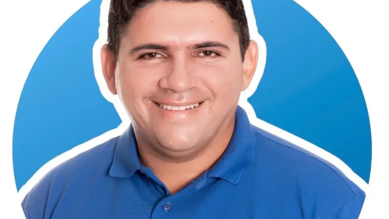 Maringá 98 FM — A Prefeitura de Pombal publicou a Portaria GP/PMP nº 0258/2026, que oficializa a exoneração de Erivan Figueiredo de Lima (Lira) do cargo comissionado de Diretor do Departamento de Programas e Ações de Qualificação e Requalificação Profissional, vinculado à Secretaria Municipal de Desenvolvimento Econômico e Empreendedorismo. O ato, assinado pelo prefeito Galego da Gavel, produz efeitos retroativos a 1º de julho de 2026, embora tenha sido publicado em 2 de julho. Após a publicação da portaria e diante de comentários de que sua saída teria motivação política, Lira encaminhou um esclarecimento ao Jornal Maringá, negando essa versão. Segundo ele, a decisão foi [&hellip;]