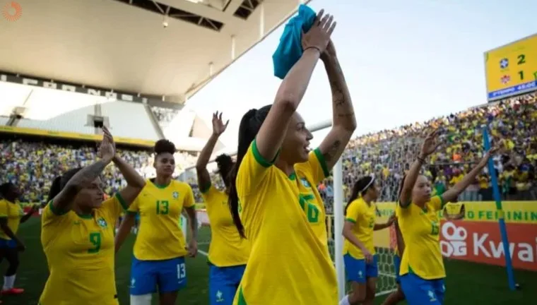 Maringá 98 FM — As escolas de todo o Brasil terão que adaptar o calendário letivo de 2027 para que as férias escolares coincidam com a Copa do Mundo Feminina, que será realizada no país entre 24 de junho e 25 de julho no Brasil. A medida foi estabelecida por uma lei federal aprovada pelo Congresso e sancionada pelo presidente Luiz Inácio Lula da Silva (PT). A nova regra determina que o recesso de inverno tenha 30 dias dentro do período da competição, o que deve alterar o início e o fim do ano letivo, além do cronograma de avaliações e atividades escolares. A determinação [&hellip;]