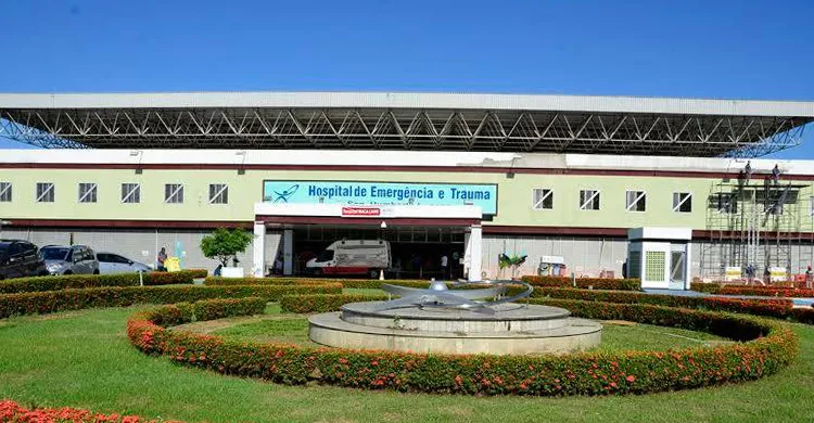 Maringá 98 FM — O idoso José Manoel da Silva, de 81 anos, se feriu gravemente ao ser atingido pela explosão em uma fossa, na manhã desta quarta-feira (1), no Bairro dos Novais, em João Pessoa. A vítima está internada no Hospital de Emergência e Trauma Senador Humberto Lucena, para onde foi socorrida. A vítima teria utilizado carbureto, produto químico que se torna explosivo em contato com a água, para realizar limpeza na fossa. Houve uma explosão e o idoso foi arremessado e caiu em cima do telhado da residência. Ele foi resgatado pelo Corpo de Bombeiros e socorrido para o Trauma. No hospital ele [&hellip;]