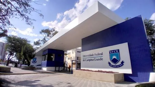Maringá 98 FM — O Ministério da Educação (MEC) determinou a demissão de um professor da Universidade Federal de Campina Grande (UFCG) após a conclusão de um Processo Administrativo Disciplinar (PAD) que investigou denúncias de assédio moral e de condutas de natureza sexual contra estudantes. A decisão foi publicada no Diário Oficial da União (DOU) desta terça-feira (14). De acordo com a portaria assinada pelo ministro da Educação, Leonardo Osvaldo Barchini Rosa, o docente utilizou o cargo que ocupava na universidade para praticar atos de conotação sexual e assédio moral contra alunas. O documento aponta a ocorrência de valimento do cargo, expressão utilizada para caracterizar o uso da função pública para obtenção de vantagem pessoal ou para a prática de irregularidades. Até [&hellip;]