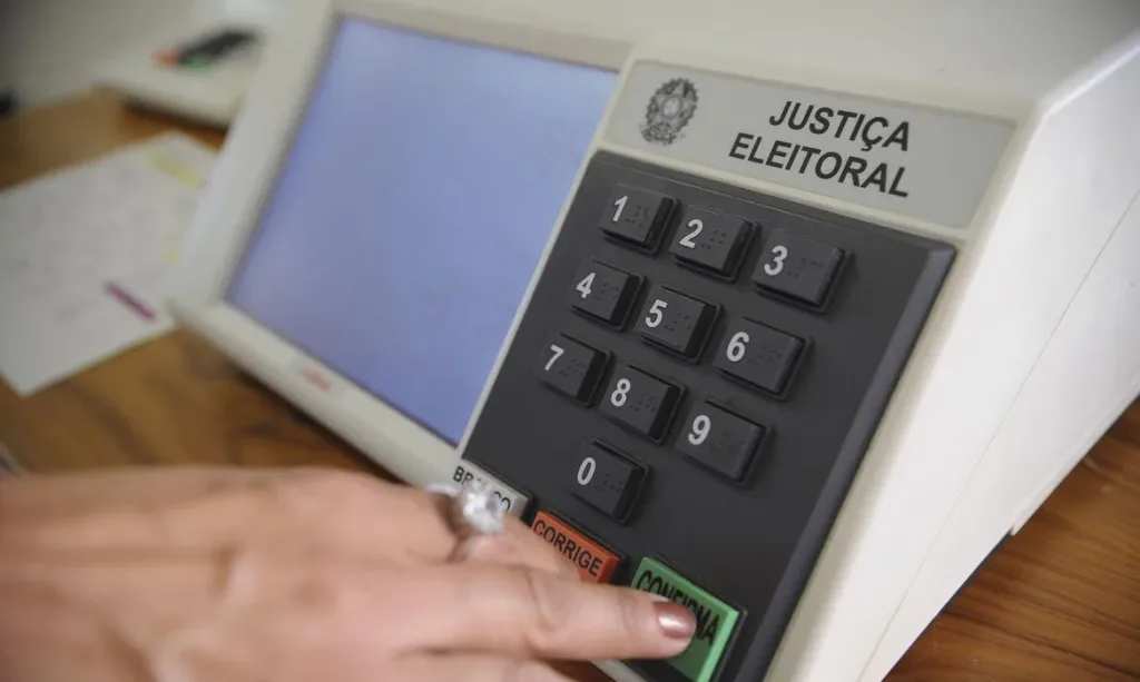 Maringá 98 FM — O Podemos é o partido que realizou os primeiros registros de candidaturas para as Eleições 2026 na Paraíba. A informação foi verificada no sistema de divulgação de candidaturas e contas eleitorais do Tribunal Superior Eleitoral (TSE). No total, o Podemos registrou 11 candidaturas para deputado federal. Desses, dois postulantes tentam a reeleição: Romero Rodrigues e Ruy Carneiro. Também são candidatos pelo partido: Amanda CSI Ciloca Barrozo Jacó Maciel Léo Gadelha Miguel Pimenta Nelson da Vidrobox Sandra Marrocos Sara Cabral Silvia da Pesca     Fonte: Portal Correio Foto: Fabio Rodrigues Pozzebom/Agência Brasil