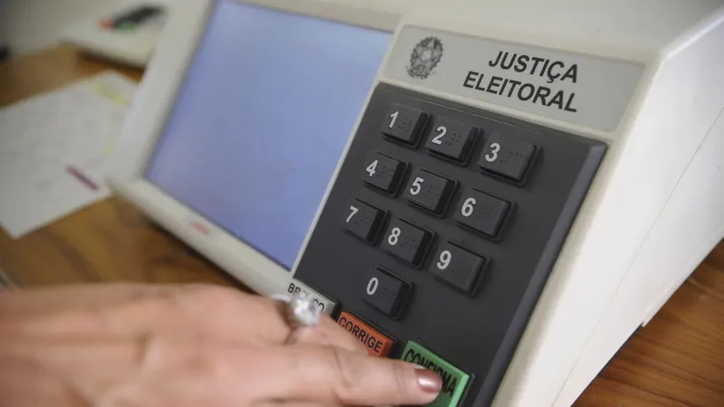Maringá 98 FM — O Podemos é o partido que realizou os primeiros registros de candidaturas para as Eleições 2026 na Paraíba. A informação foi verificada no sistema de divulgação de candidaturas e contas eleitorais do Tribunal Superior Eleitoral (TSE). No total, o Podemos registrou 11 candidaturas para deputado federal. Desses, dois postulantes tentam a reeleição: Romero Rodrigues e Ruy Carneiro. Também são candidatos pelo partido: Amanda CSI Ciloca Barrozo Jacó Maciel Léo Gadelha Miguel Pimenta Nelson da Vidrobox Sandra Marrocos Sara Cabral Silvia da Pesca   &nbsp; Fonte: Portal Correio Foto: Fabio Rodrigues Pozzebom/Agência Brasil