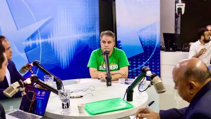 Maringá 98 FM — O senador e pré-candidato ao Governo da Paraíba, Efraim Filho, afirmou que, se eleito, irá reabrir delegacias desativadas e ampliar o atendimento das unidades policiais para funcionamento 24 horas em diversas regiões do estado. A declaração foi dada durante entrevista à Rádio Arapuan FM, quando o parlamentar defendeu o fortalecimento da estrutura da segurança pública e criticou a redução do atendimento em delegacias paraibanas. Segundo Efraim, a população não pode ficar desassistida nos momentos em que mais precisa do poder público. “As pessoas precisam encontrar atendimento. Atualmente as delegacias fecham as 18 horas. Vamos mudar essa realidade. A sociedade não pode [&hellip;]