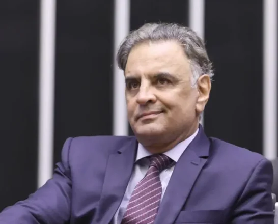 Maringá 98 FM — O deputado federal Aécio Neves (PSDB-MG) desistiu de disputar a Presidência da República nas eleições de 2026. A decisão foi confirmada ontem (9) e, com isso, o PSDB informou que não terá candidato próprio ao Palácio do Planalto.
