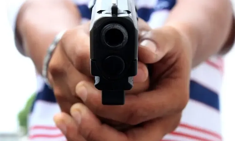 Maringá 98 FM — Um homem de 33 anos sofreu uma tentativa de homicídio durante a madrugada em Brejo no Cruz. Segundo informações divulgadas pelo Paulista News, a vítima sofreu vários tiros de arma de fogo e deu entrada no Hospital Regional de Catolé do Rocha. A vítima chegou ao local consciente e orientada,  acompanhado por uma guarnição da Polícia Militar. Até o momento, não há mais informações sobre o caso. Brejo do Cruz é um município brasileiro do estado da Paraíba, localizado na Região Geográfica Imediata de Catolé do Rocha-São Bento. De acordo com o IBGE, no ano de 2025 sua população era estimada em 14.095 habitantes. Área territorial de [&hellip;]