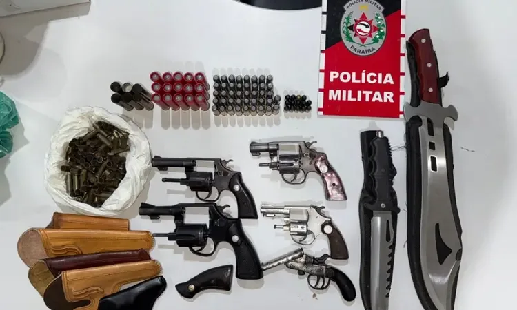 Maringá 98 FM — &nbsp; Armas e munições foram apreendidas, na terça-feira (21), em uma residência do bairro Areia Fina, na cidade de São Bento, no Sertão da Paraíba. O responsável pelo local foi preso em flagrante por comércio ilegal de armas. De acordo com a Polícia Militar, no total, foram apreendidas cinco armas de fogo e mais de 200 munições, além de material para recarga de munições, coldres e coronha de revólver. Conforme observou o ClickPB, informações sobre o comércio ilegal foram repassadas à PM, que montou um cerco no local. Na residência foram encontradas também três aves silvestres criadas de forma ilegal. O preso e [&hellip;]