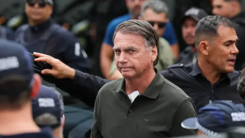 Maringá 98 FM — O procurador-geral da República, Paulo Gonet, enviou nesta quarta-feira (1°) ao Supremo Tribunal Federal (STF) parecer favorável à continuidade da prisão domiciliar concedida ao ex-presidente Jair Bolsonaro. A manifestação foi solicitada pelo ministro Alexandre de Moraes, do Supremo Tribunal Federal (STF), relator do caso, após o caso da apreensão da arma atribuída ao ex-presidente. No ano passado, Bolsonaro foi condenado a 27 anos e três meses de prisão no processo de trama golpista. Ele cumpre prisão domiciliar temporária desde o dia 27 de março deste ano. Gonet citou a decisão da Polícia Civil do Distrito Federal, que não indiciou Bolsonaro, e [&hellip;]