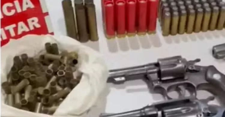 Maringá 98 FM — Um homem foi preso em flagrante e cinco armas de fogo, mais de 200 munições, coldres e facas foram apreendidas nesta quarta-feira (22), durante uma operação contra um esquema de venda de armas na cidade de São Bento, no Sertão da Paraíba. Segundo a Polícia Militar, a operação teve início após denúncias anônimas e a suspeita é de que as armas não apenas eram comercializadas ilegalmente, mas também alugadas para a prática de crimes. As armas apreendidas passarão por perícia. Segundo a Polícia Militar, os exames poderão indicar se os armamentos já foram utilizados em crimes registrados na região. O homem [&hellip;]