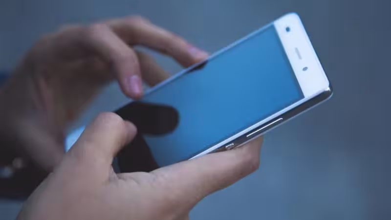 Maringá 98 FM — O furto de celulares na Paraíba aumentou 51% entre 2024 e 2025. No período, o estado passou de 3.174 para 4.799 ocorrências. Os dados são do Anuário Brasileiro de Segurança Pública 2026, divulgado nesta quinta-feira (23). O aumento representa 1.625 furtos de celulares a mais em um ano. A taxa desse tipo de crime também cresceu na Paraíba, passando de 76 para 115 ocorrências por 100 mil habitantes, segundo o levantamento. Outro dado destacado pelo Anuário é que aParaíba perdeu apenas para o Rio de Janeiro no ranking de estados que aumentaram o indicador que reúne roubos e furtos de celulares [&hellip;]