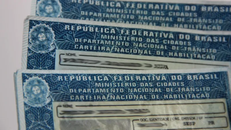 Maringá 98 FM — &nbsp; O Detran-PB estendeu até o dia 9 de setembro de 2026 o prazo de validade das Carteiras Nacionais de Habilitação (CNH) e das Autorizações para Conduzir Ciclomotor (ACC) que venceriam dia 5 de junho e 8 de setembro deste ano. De acordo com a medida, após o encerramento do novo prazo, os motoristas ainda terão os 30 dias para renovar o documento. Não será necessária a emissão de uma nova via ou a realização de qualquer procedimento para registrar a prorrogação. A decisão não se aplica a condutores que estejam com o direito de dirigir suspenso ou cassado.