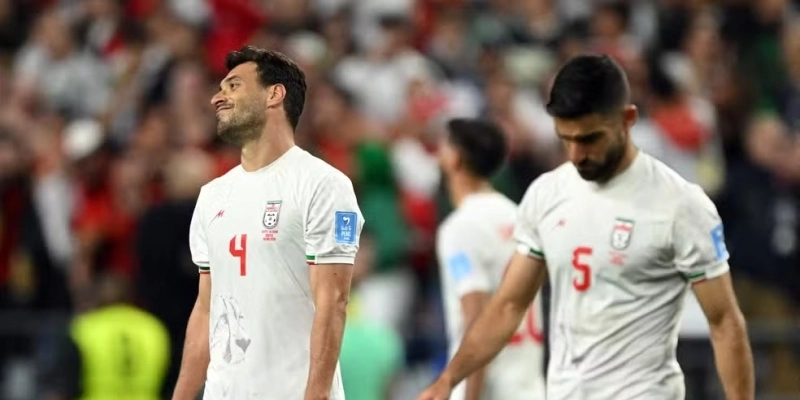 Maringá 98 FM — A Fifa está encarando um processo por causa da eliminação do Irã na Copa do Mundo 2026. Lotfollah Kaveh Afrasiabi, um americano-iraniano, fez uma representação na Corte Federal de Boston em nome de 91 milhões de iranianos com pedido de indenização no valor de US$ 1 bilhão (cerca de R$ 5,2 bilhões). Ele afirma que houve “discriminação flagrante” por parte da Fifa ao anular o gol de Shojae Khalilzadeh, que daria ao Irã a vitória sobre o Egito e a classificação para a segunda fase da Copa. O VAR analisou que houve impedimento; O presidente da Fifa, Gianni Infantino, também é alvo da [&hellip;]