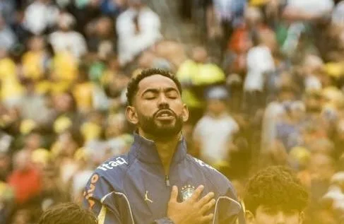 Maringá 98 FM — Após a eliminação da seleção brasileira para a Noruega nas oitavas de final da Copa do Mundo de 2026, neste domingo (6) por 2 a 1, o atacante paraibano Matheus Cunha desabafou sobre o resultado, pediu desculpas aos torcedores e definiu o momento como “o mais difícil” de sua carreira profissional. Em entrevista após a partida, Cunha lamentou as oportunidades desperdiçadas pelo Brasil. “Sem dúvidas, deve ser o dia mais difícil, profissionalmente, da minha vida. A gente teve chance, não convertemos. Eles tiveram chance e converteram. É difícil, mas é tentar entender que infelizmente faz parte”, disse. O atacante afirmou que a [&hellip;]