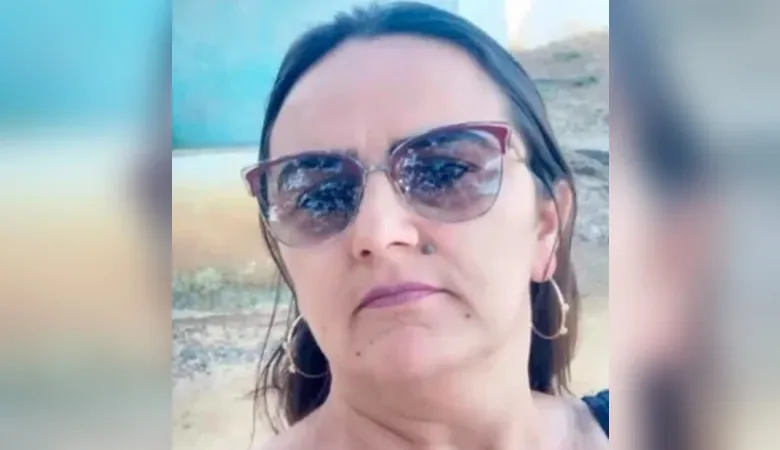 Maringá 98 FM — Uma mulher de 47 anos morreu após ser atacada por uma vaca na manhã dessa quarta-feira (8), em um curral localizado no Sítio Salgadinho, na zona rural de Conceição, no Vale do Piancó. A vítima foi identificada como Maria Lucineide Lopes Furtado e morreu ainda no local antes de receber atendimento. Segundo as informações, Maria Lucineide entrou no curral para tirar leite e soltar o gado. Durante a atividade, foi surpreendida pelo animal, que estava com um bezerro recém-nascido. A vaca reagiu de forma agressiva e atacou a mulher, provocando ferimentos graves. A vítima não resistiu aos ferimentos e morreu antes da chegada de socorro. O corpo será velado [&hellip;]